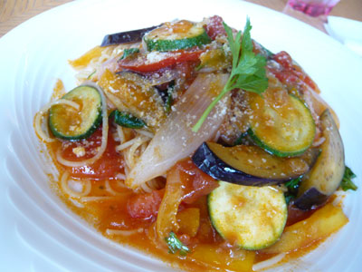 野菜たっぷりなトマトのパスタ